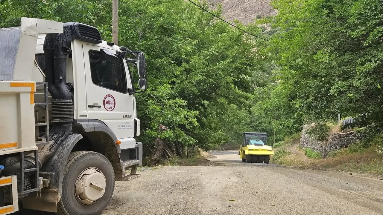 Palu’da Güvenlik Yolu Kapsamında Asfalt Çalışmaları Sürüyor
